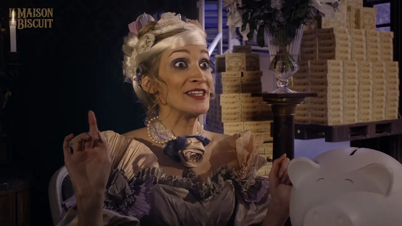 Une marquise poudrée, éventail et tirelire, dans l’épisode La Tuile